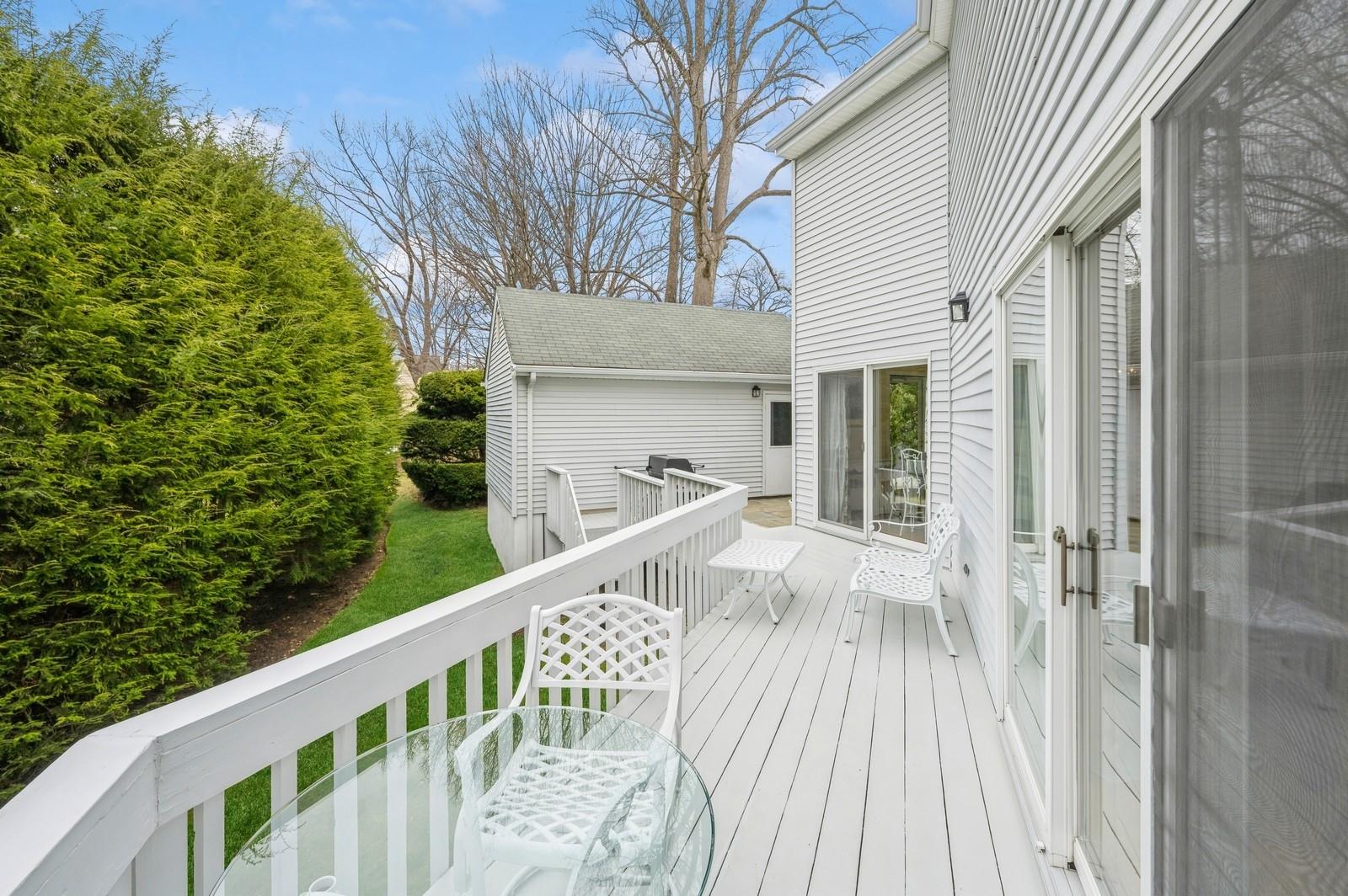 16 Greenvale Place, Scarsdale, NY 10583