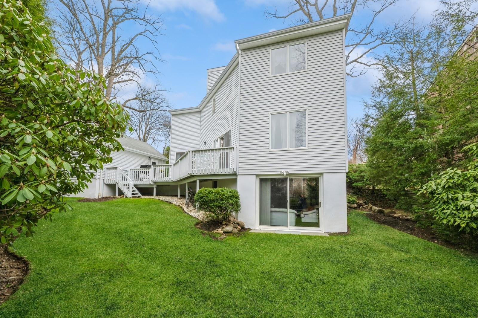 16 Greenvale Place, Scarsdale, NY 10583