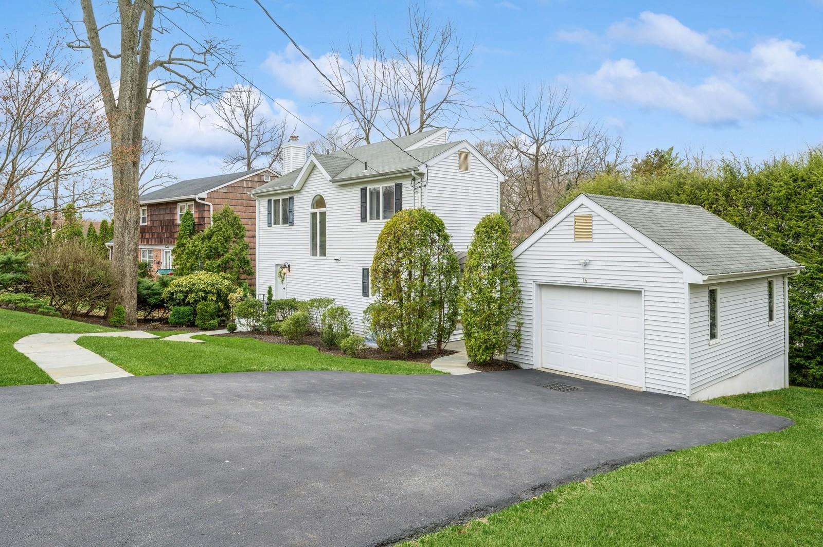 16 Greenvale Place, Scarsdale, NY 10583