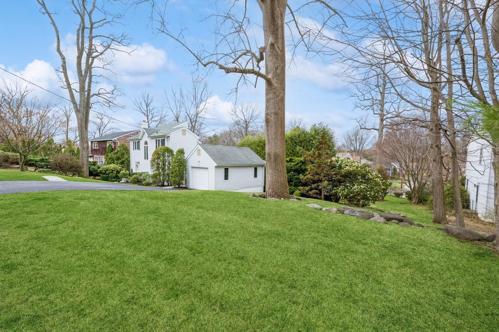 16 Greenvale Place, Scarsdale, NY 10583