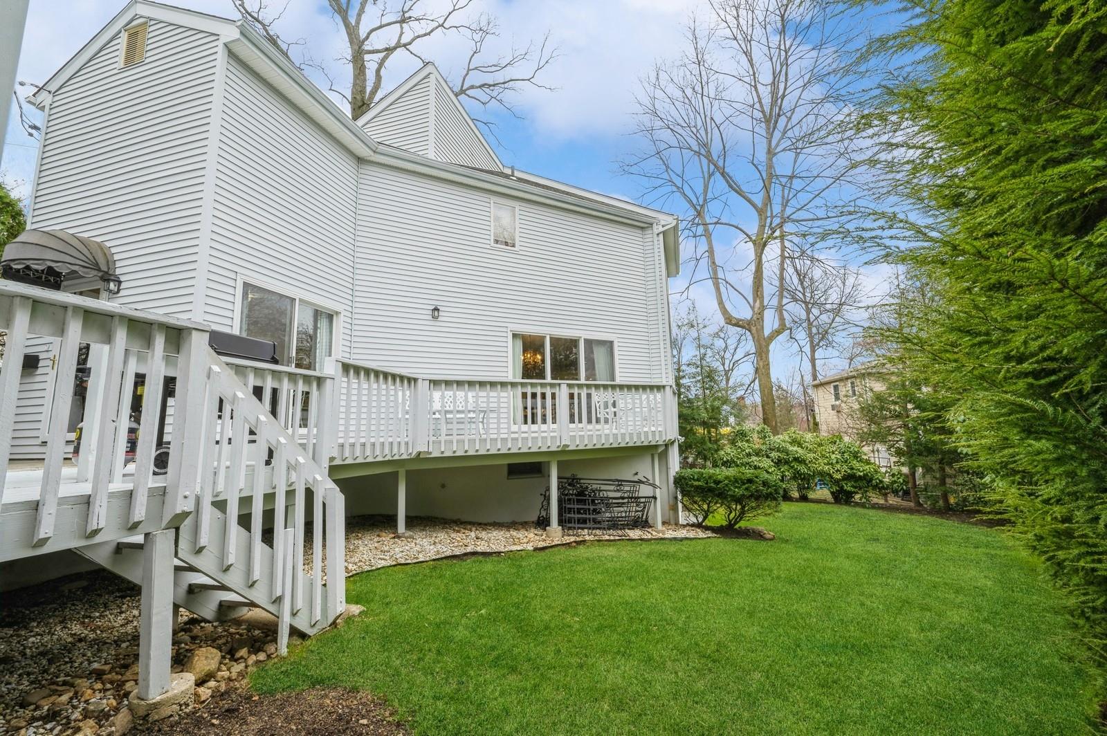 16 Greenvale Place, Scarsdale, NY 10583