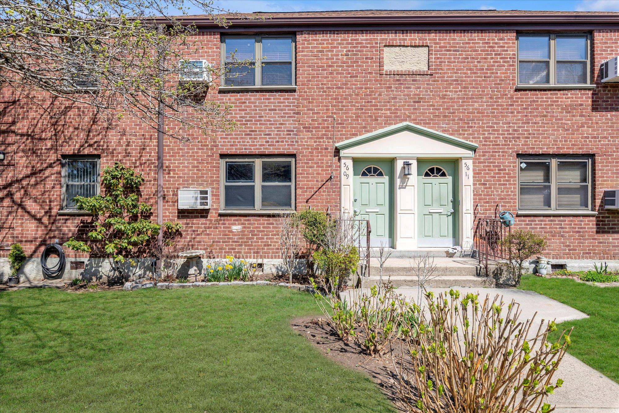56-09 Douglaston Pkwy # 1st Fl, Douglaston, NY 11362