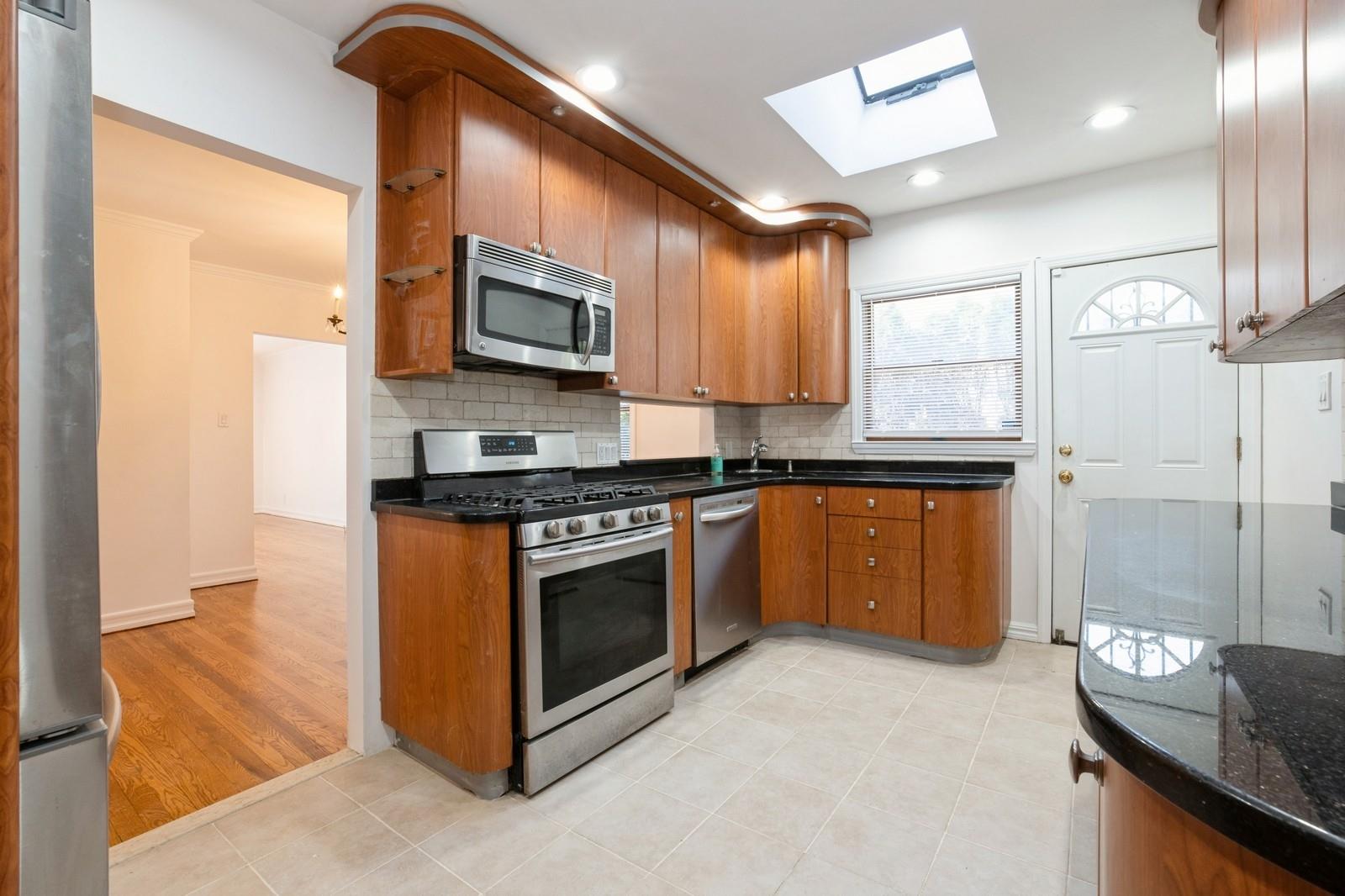 193-03 85th Road, Holliswood, NY 11423