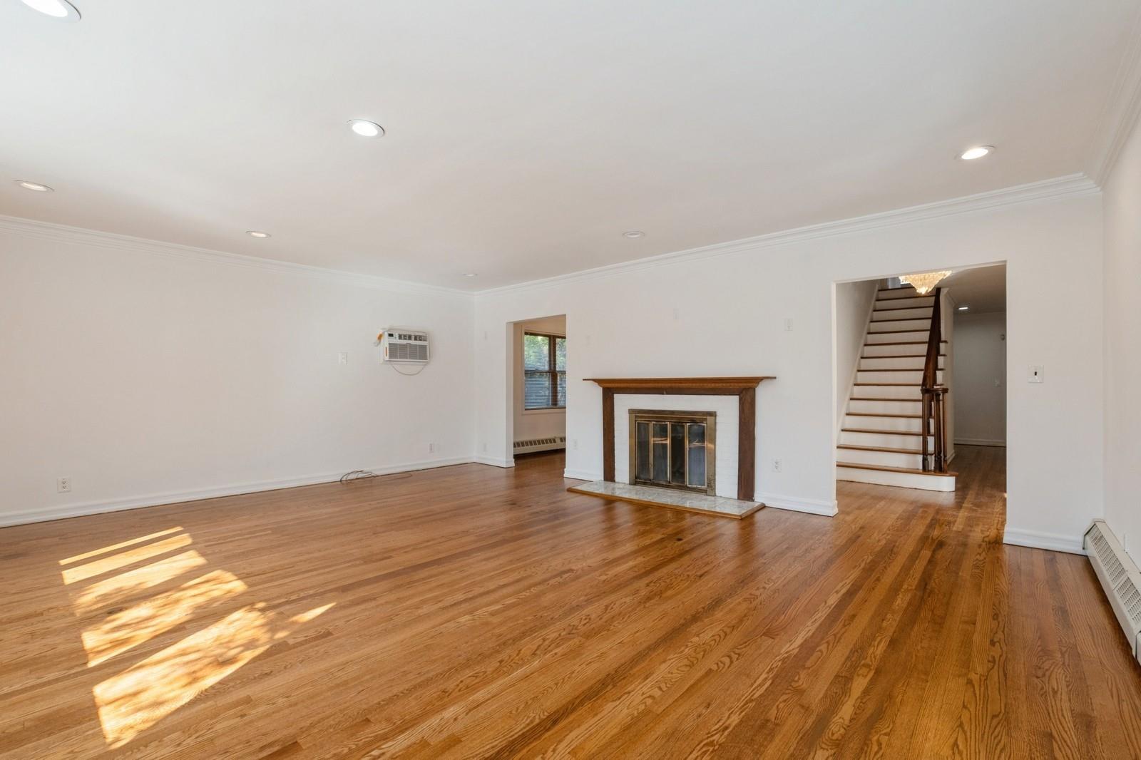 193-03 85th Road, Holliswood, NY 11423