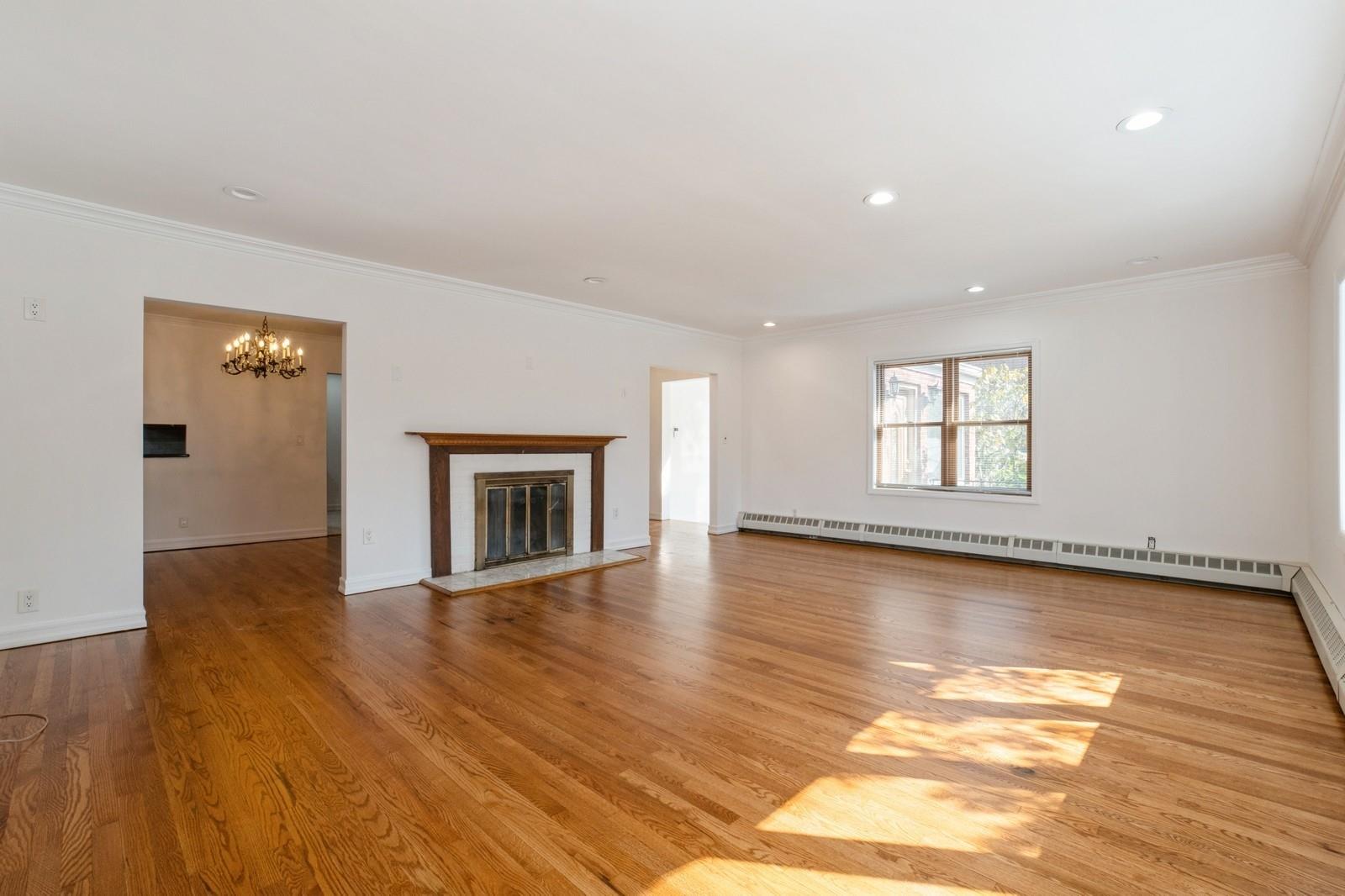 193-03 85th Road, Holliswood, NY 11423