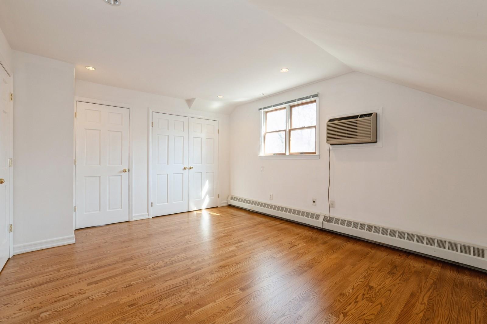 193-03 85th Road, Holliswood, NY 11423