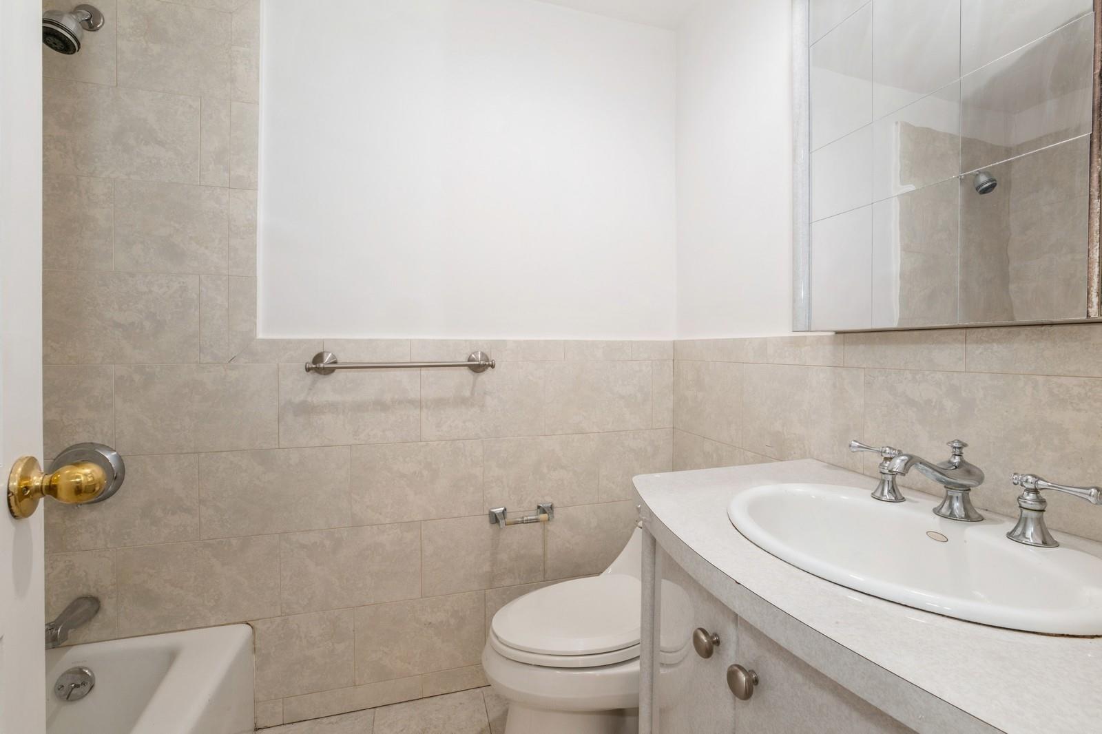 193-03 85th Road, Holliswood, NY 11423