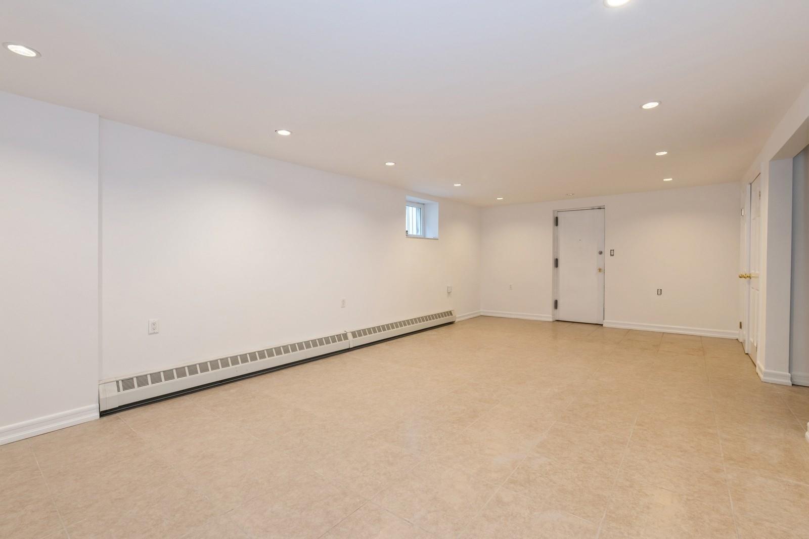 193-03 85th Road, Holliswood, NY 11423