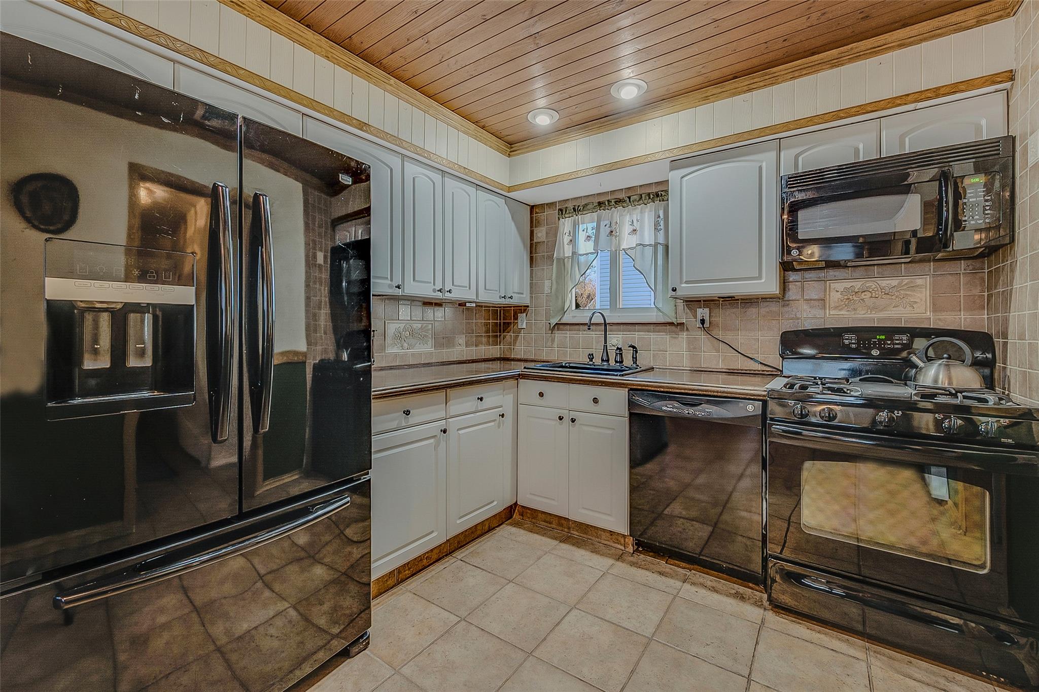 283 W End Avenue, Shirley, NY 11967