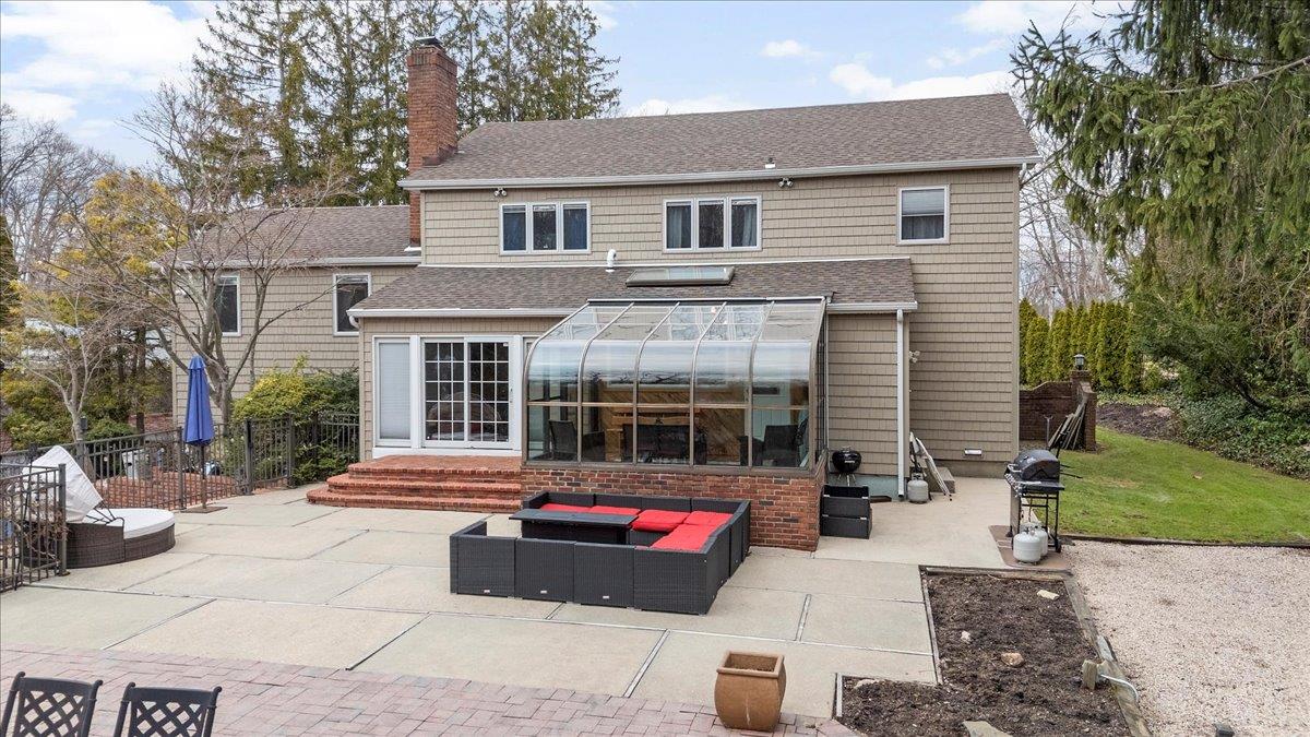 4 Redington Court, Dix Hills, NY 11746