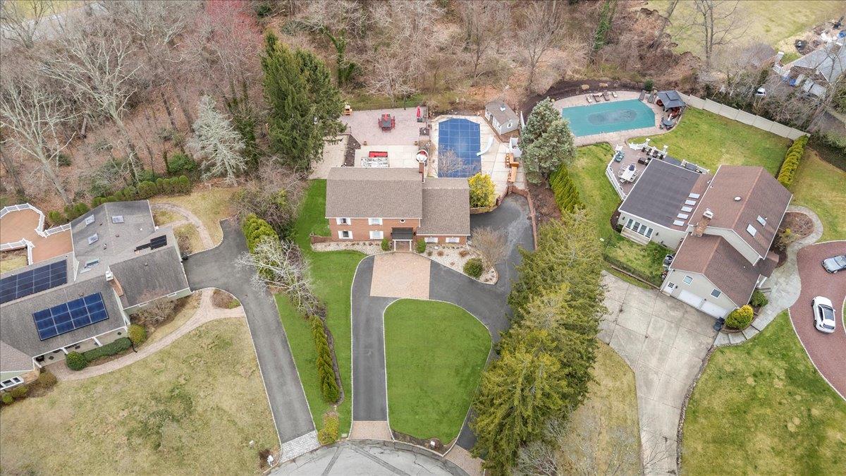 4 Redington Court, Dix Hills, NY 11746