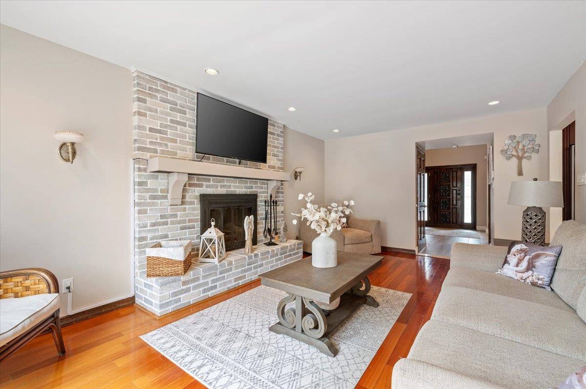 4 Redington Court, Dix Hills, NY 11746