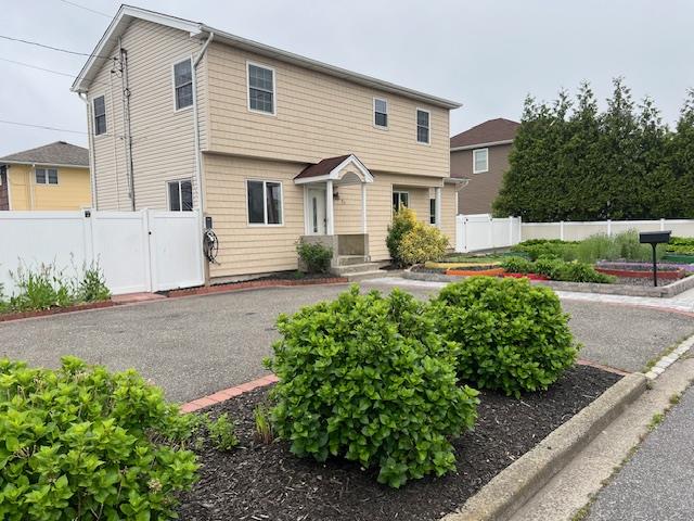 1 E Saltaire Road, Lindenhurst, NY 11757