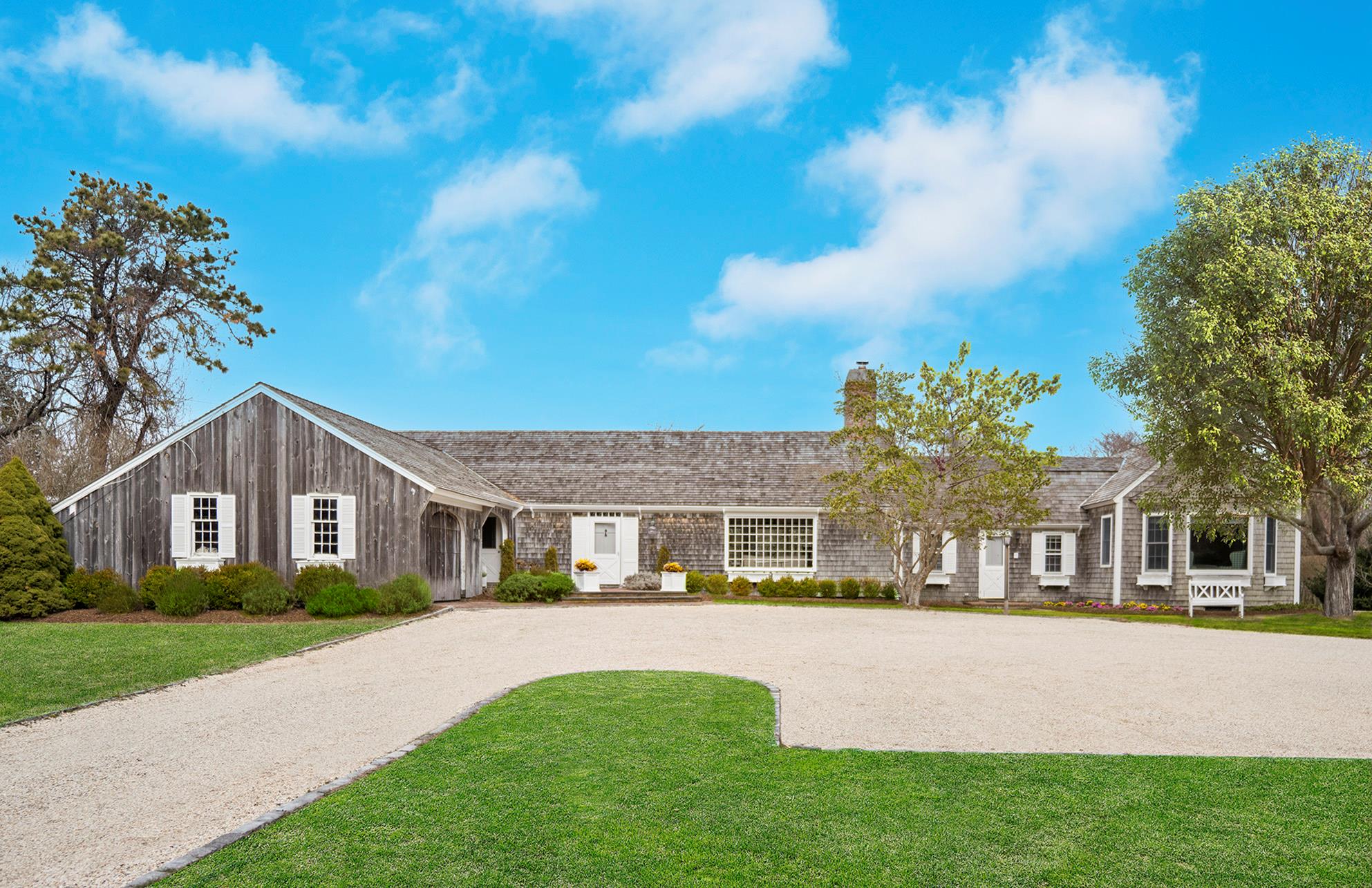 19 Quaquanantuck Lane, Quogue, NY 11959