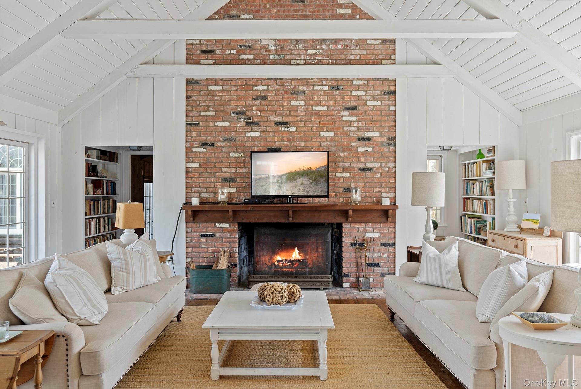 19 Quaquanantuck Lane, Quogue, NY 11959