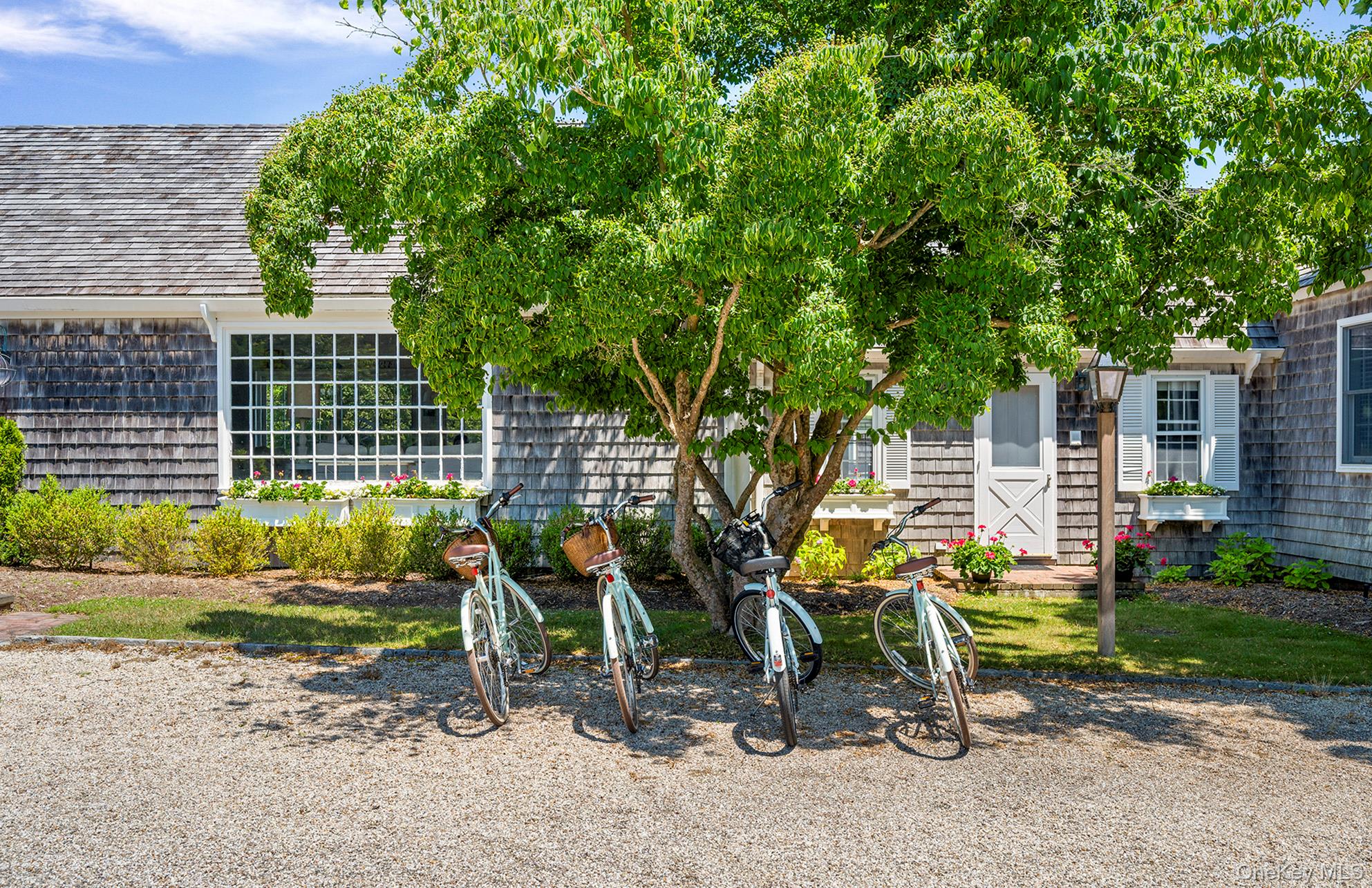 19 Quaquanantuck Lane, Quogue, NY 11959