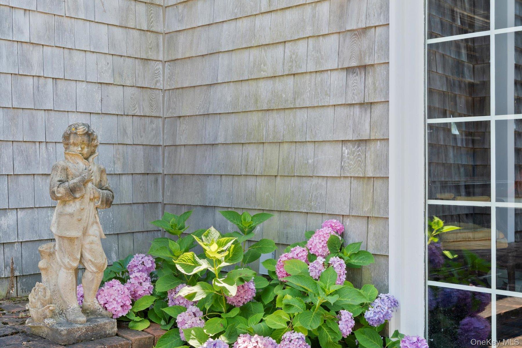 19 Quaquanantuck Lane, Quogue, NY 11959