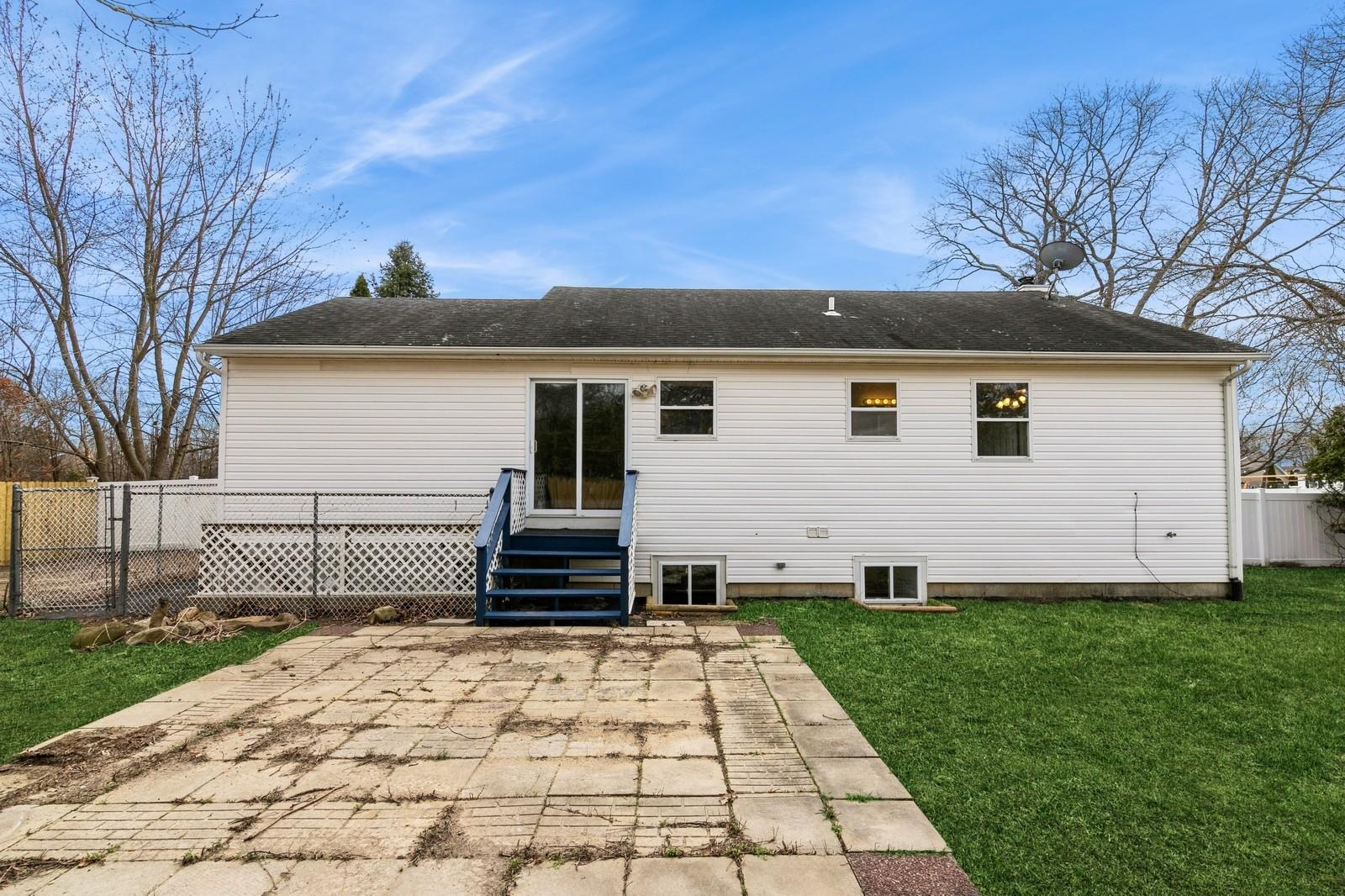 29 Rockledge Drive, Shirley, NY 11967