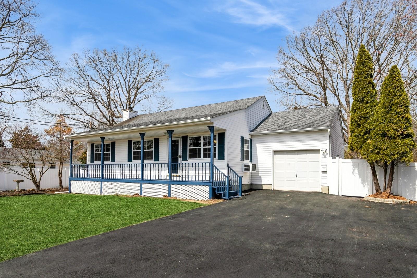 29 Rockledge Drive, Shirley, NY 11967