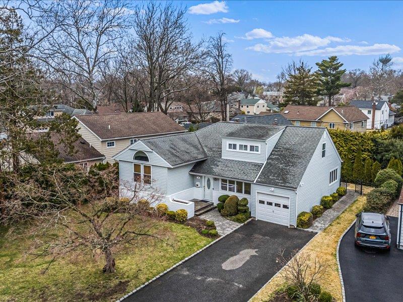 6 Griffin Lane, East Williston, NY 11596