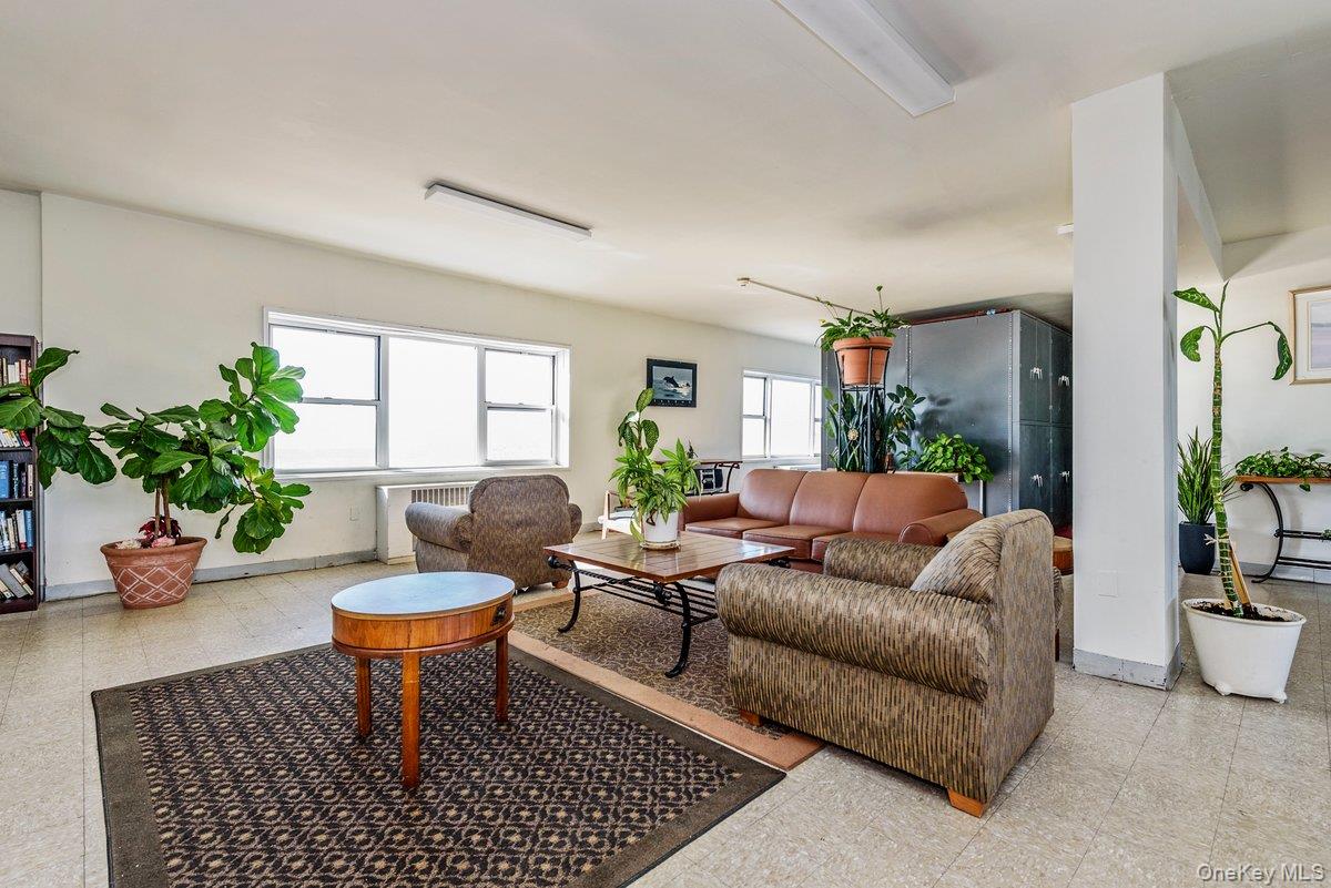 370 W Broadway # 4J, Long Beach, NY 11561