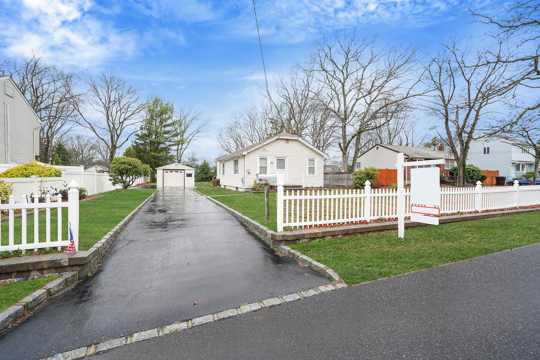 622 Sandra Avenue, West Islip, NY 11795