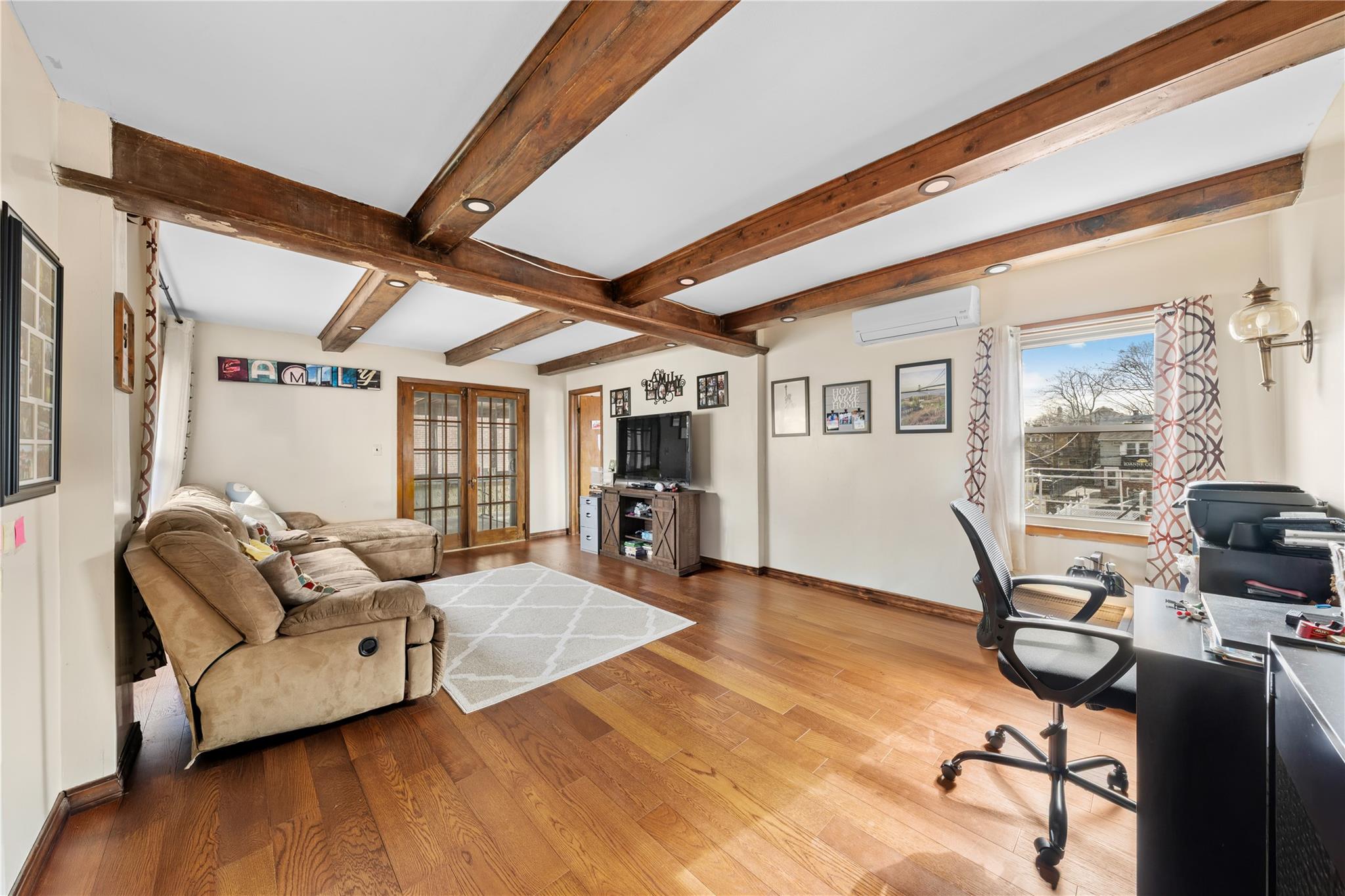 20 8, Staten Island, NY 10306