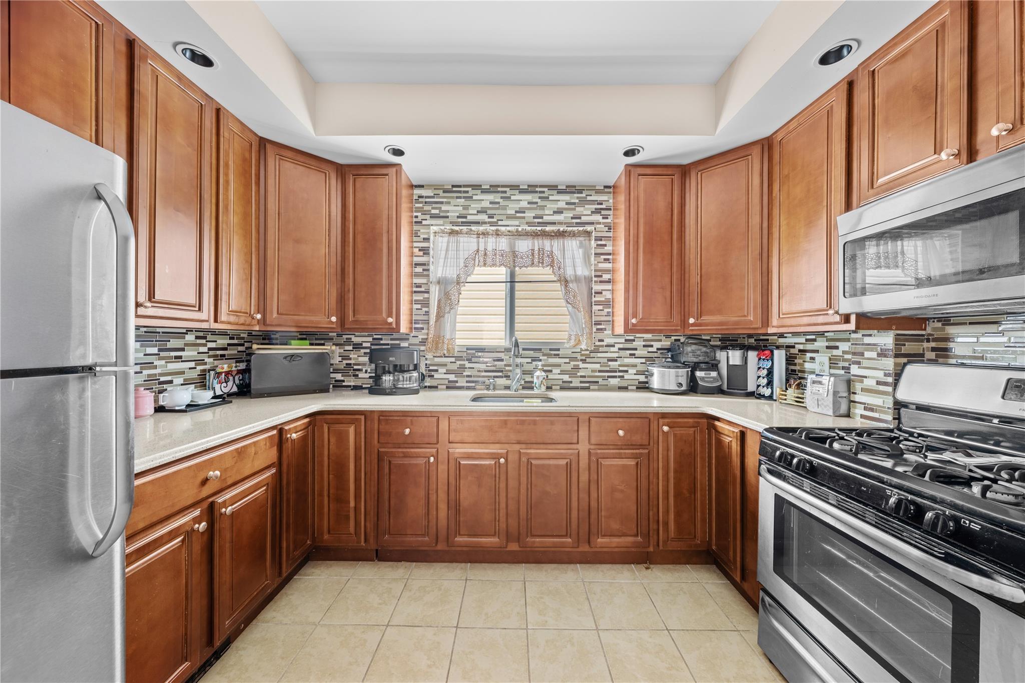 20 8, Staten Island, NY 10306