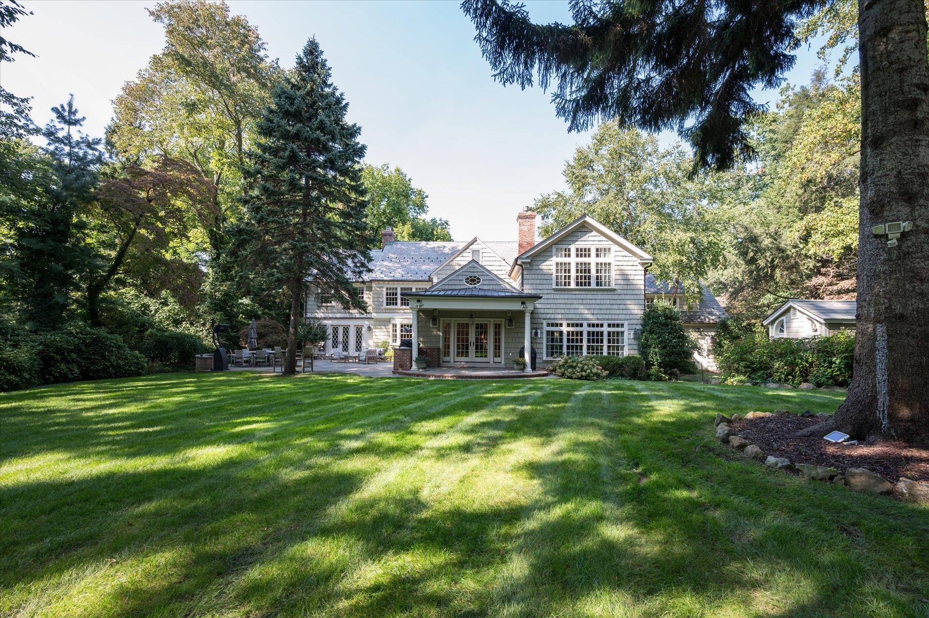8 Knolls Lane, Manhasset, NY 11030