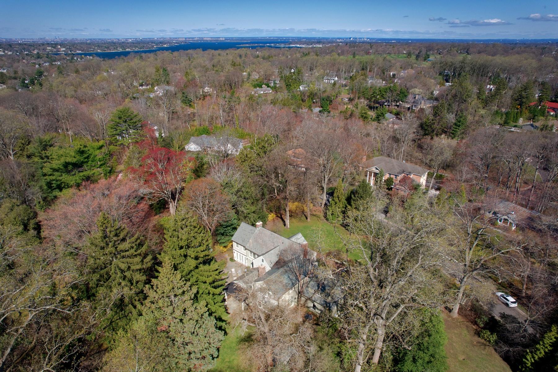 8 Knolls Lane, Manhasset, NY 11030