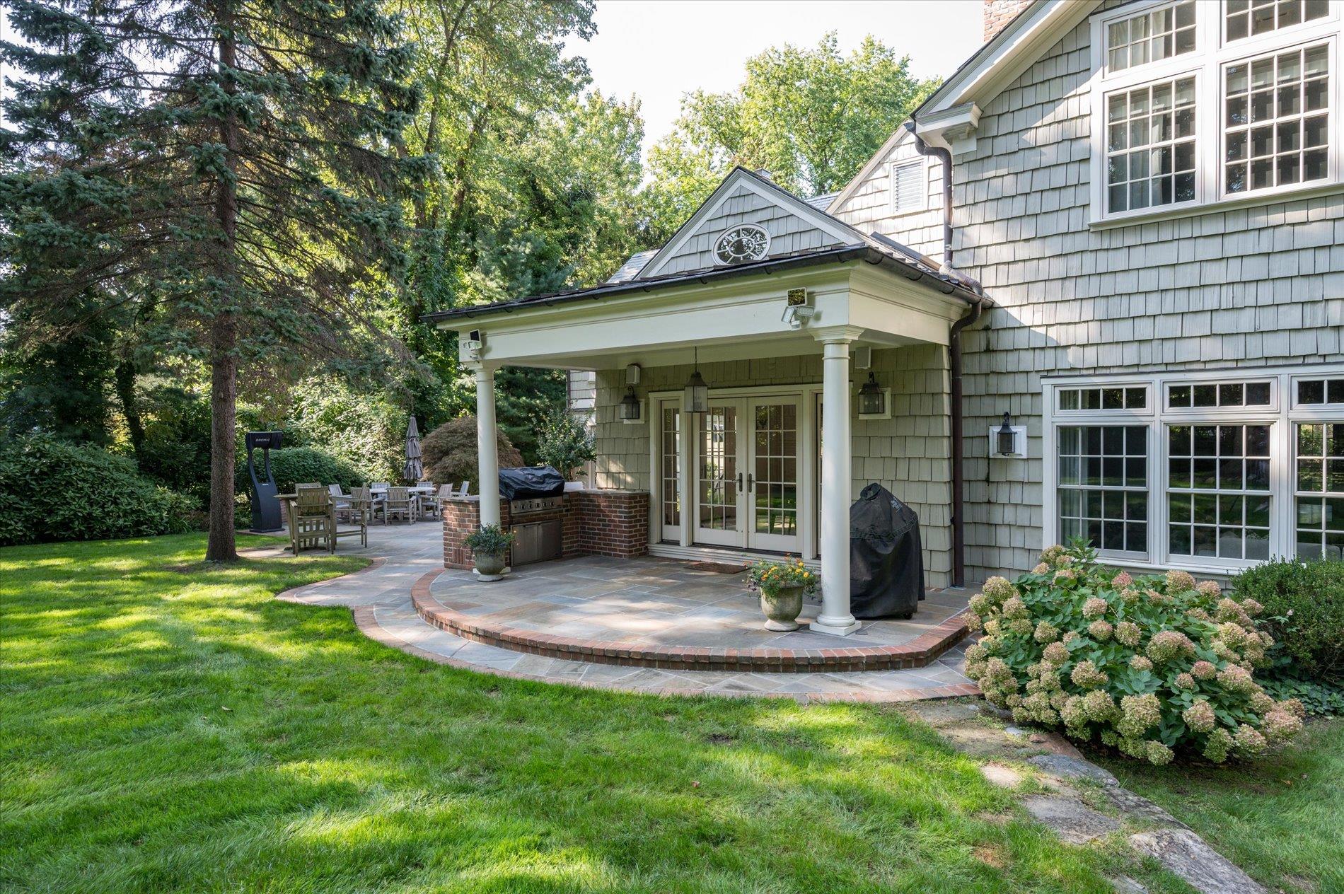 8 Knolls Lane, Manhasset, NY 11030