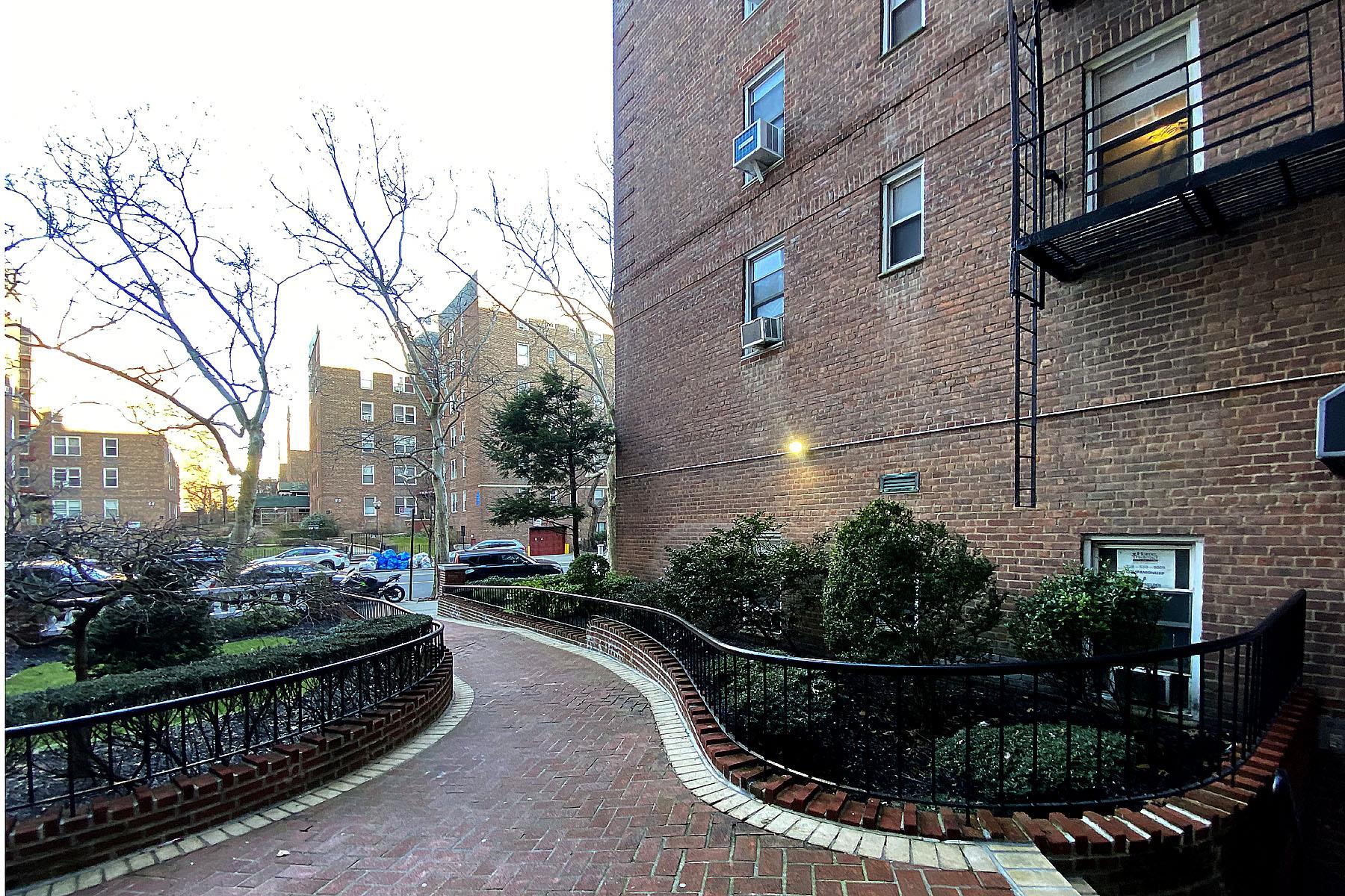 67-12 Yellowstone Blvd # B11, Forest Hills, NY 11375