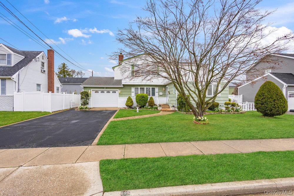 345 N Wisconsin Avenue, Massapequa, NY 11758