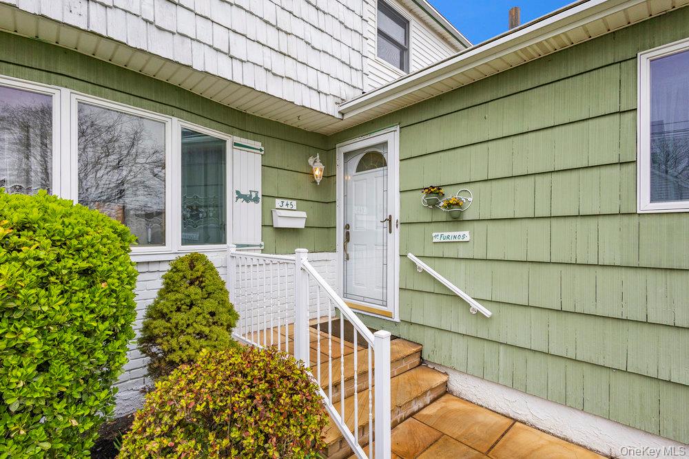 345 N Wisconsin Avenue, Massapequa, NY 11758