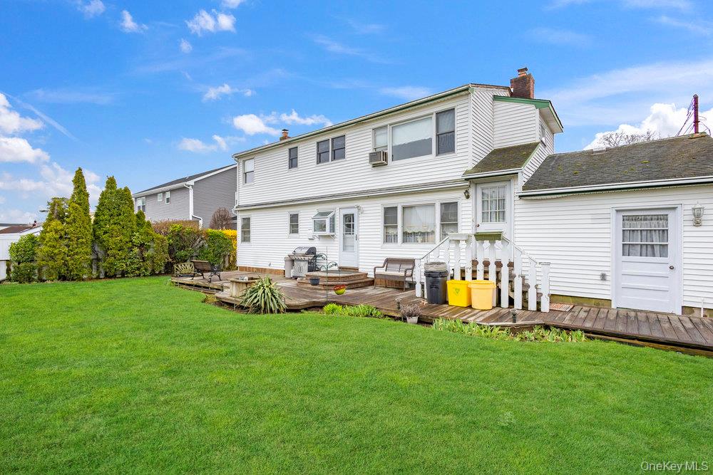 345 N Wisconsin Avenue, Massapequa, NY 11758