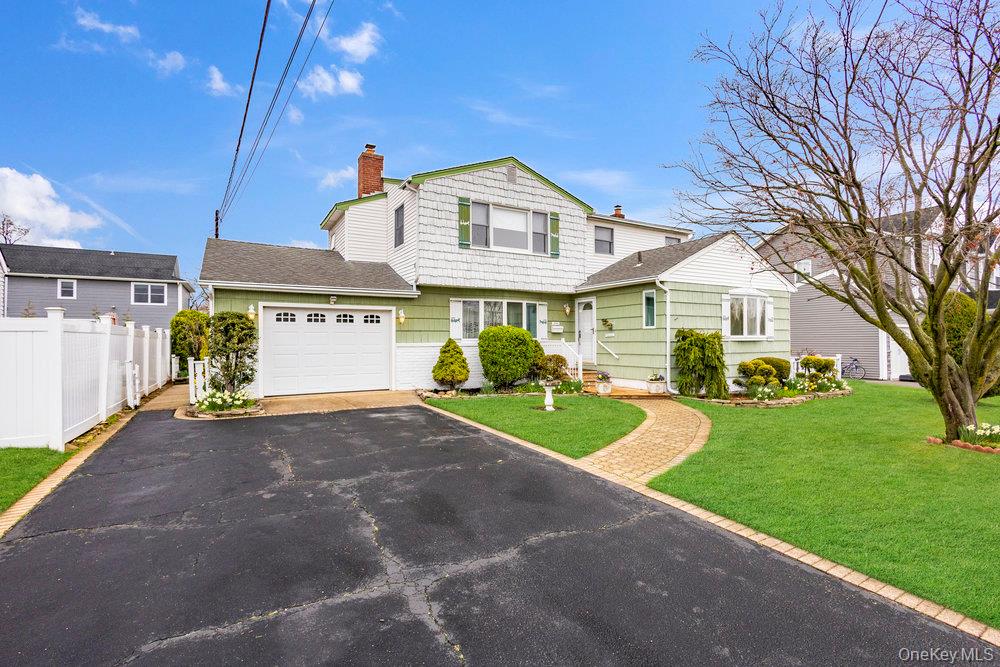 345 N Wisconsin Avenue, Massapequa, NY 11758