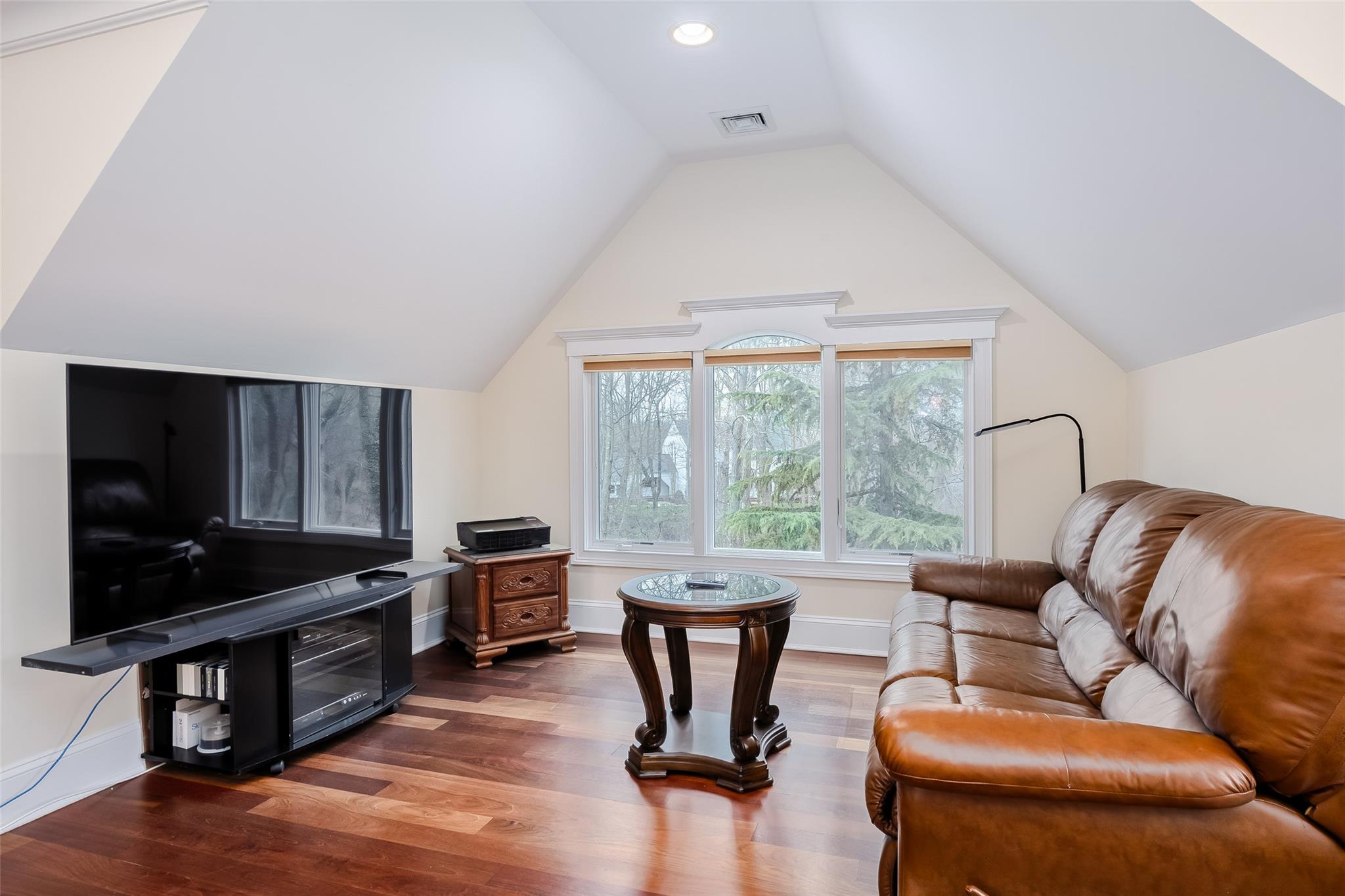 1 Uva Way, Port Jefferson, NY 11777