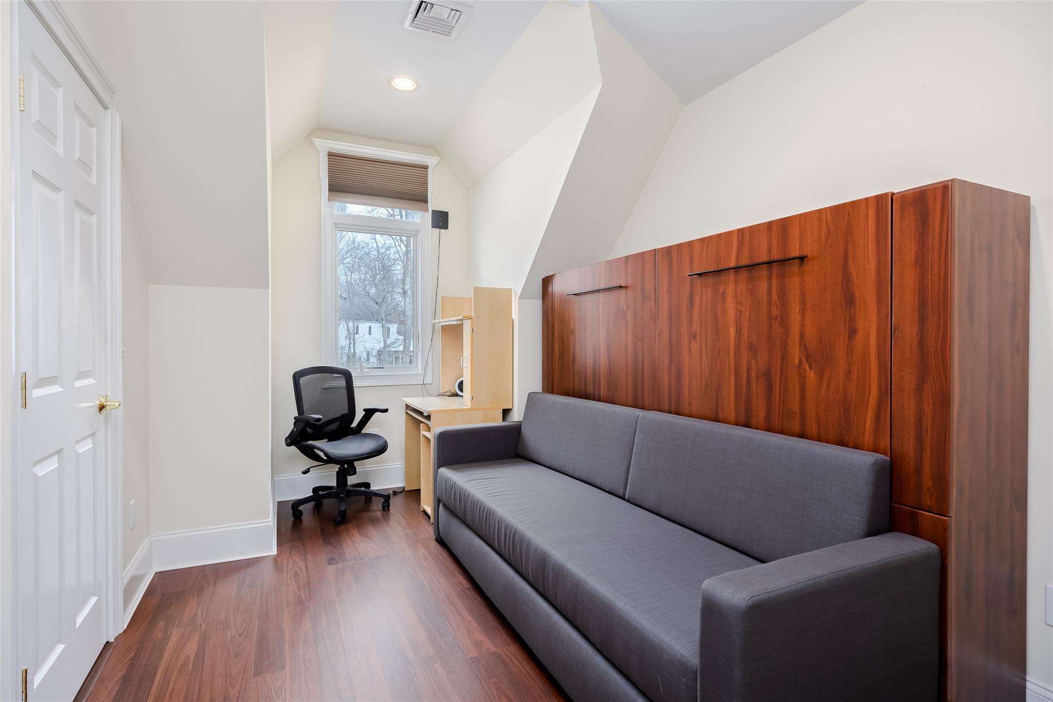 1 Uva Way, Port Jefferson, NY 11777