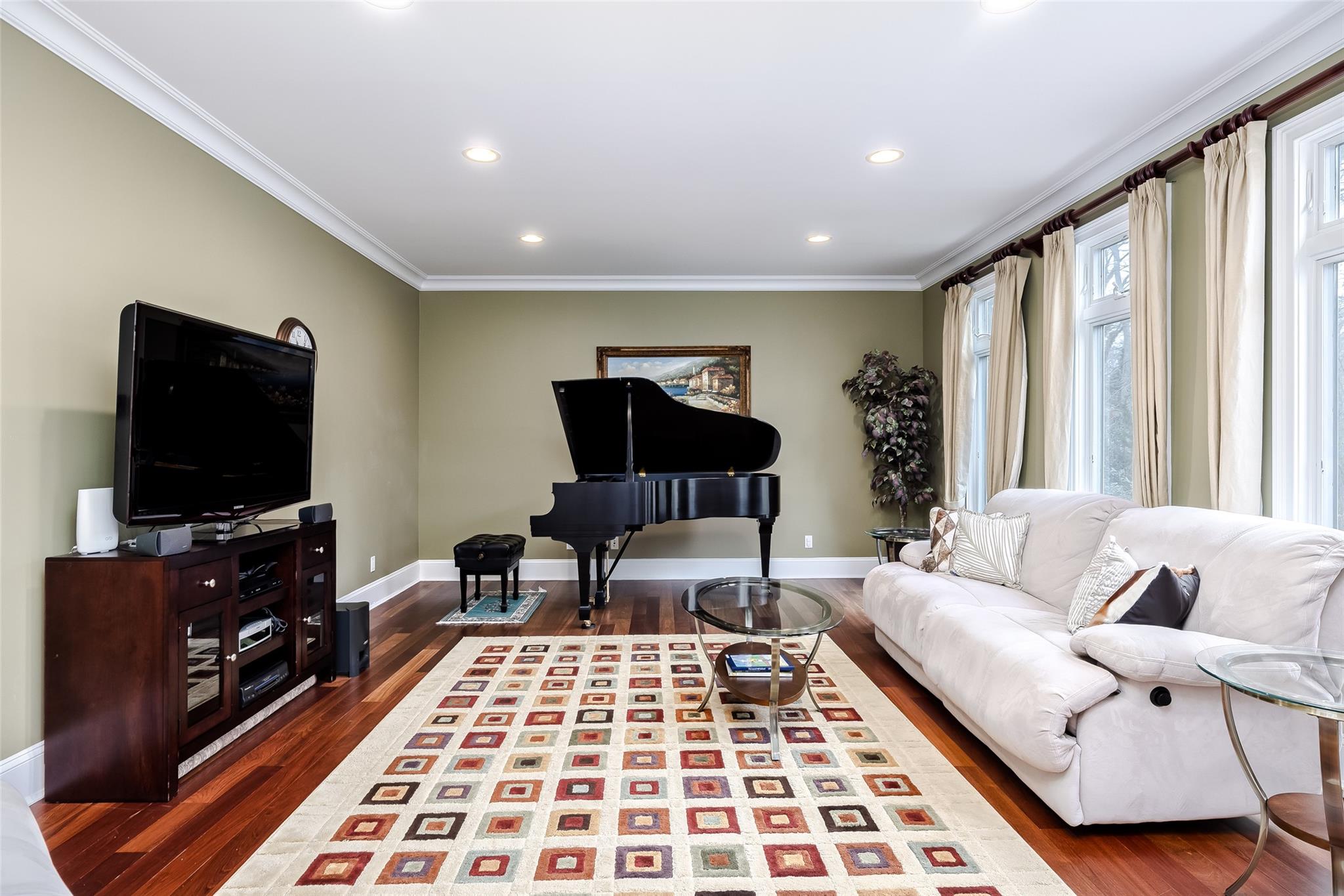 1 Uva Way, Port Jefferson, NY 11777