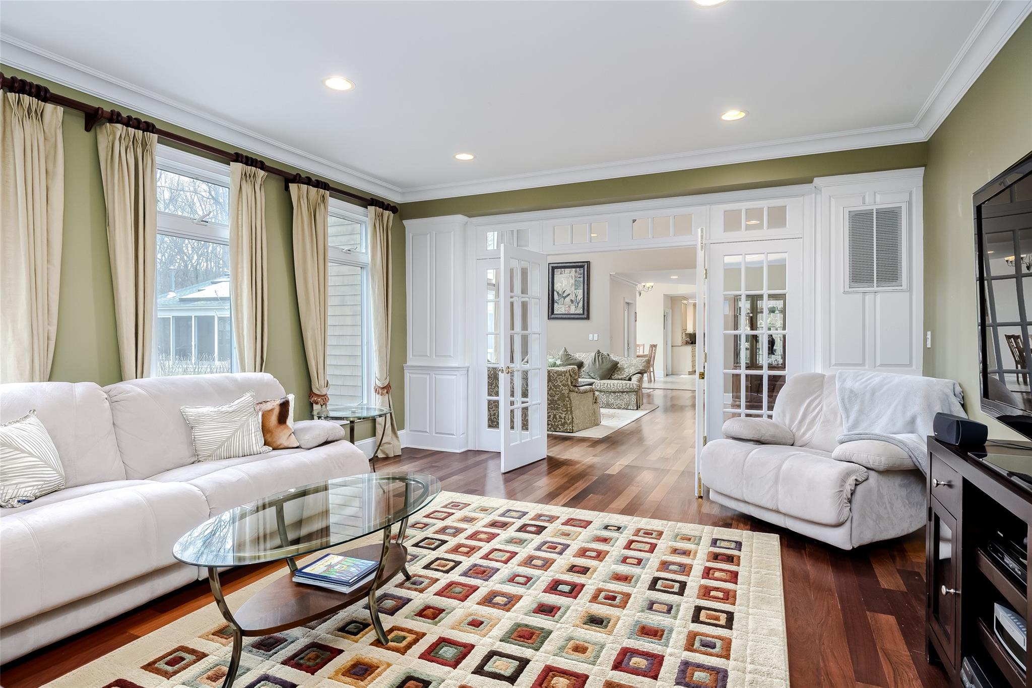 1 Uva Way, Port Jefferson, NY 11777