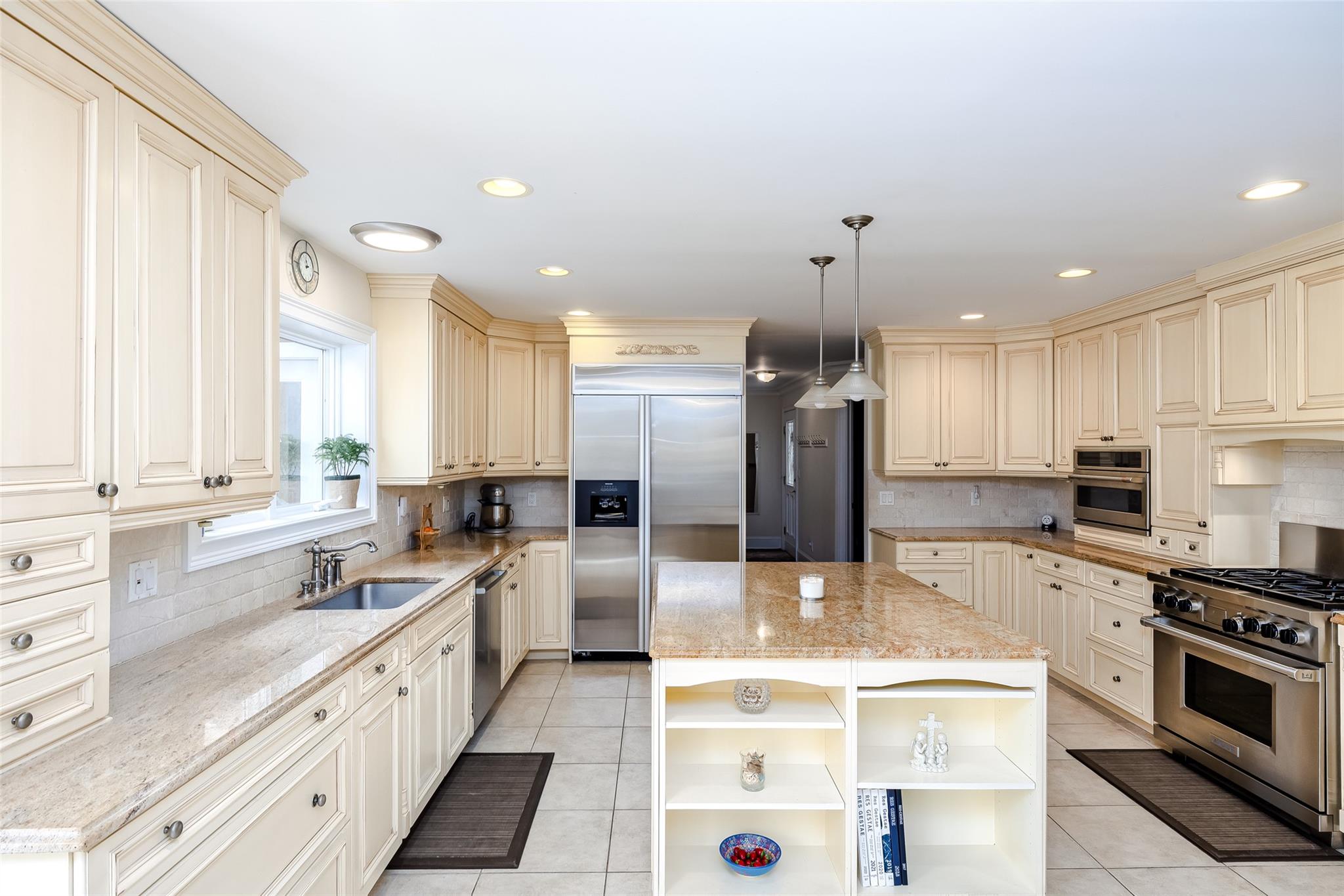 1 Uva Way, Port Jefferson, NY 11777