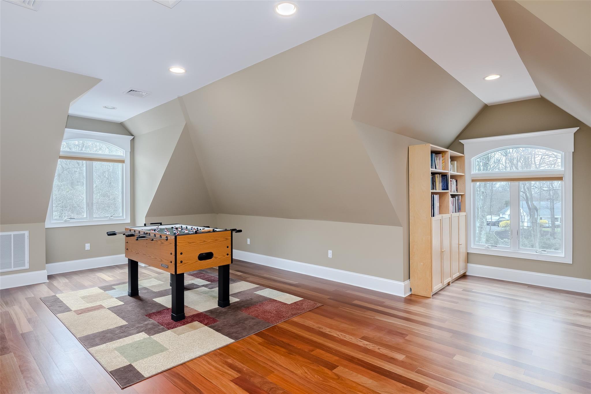 1 Uva Way, Port Jefferson, NY 11777