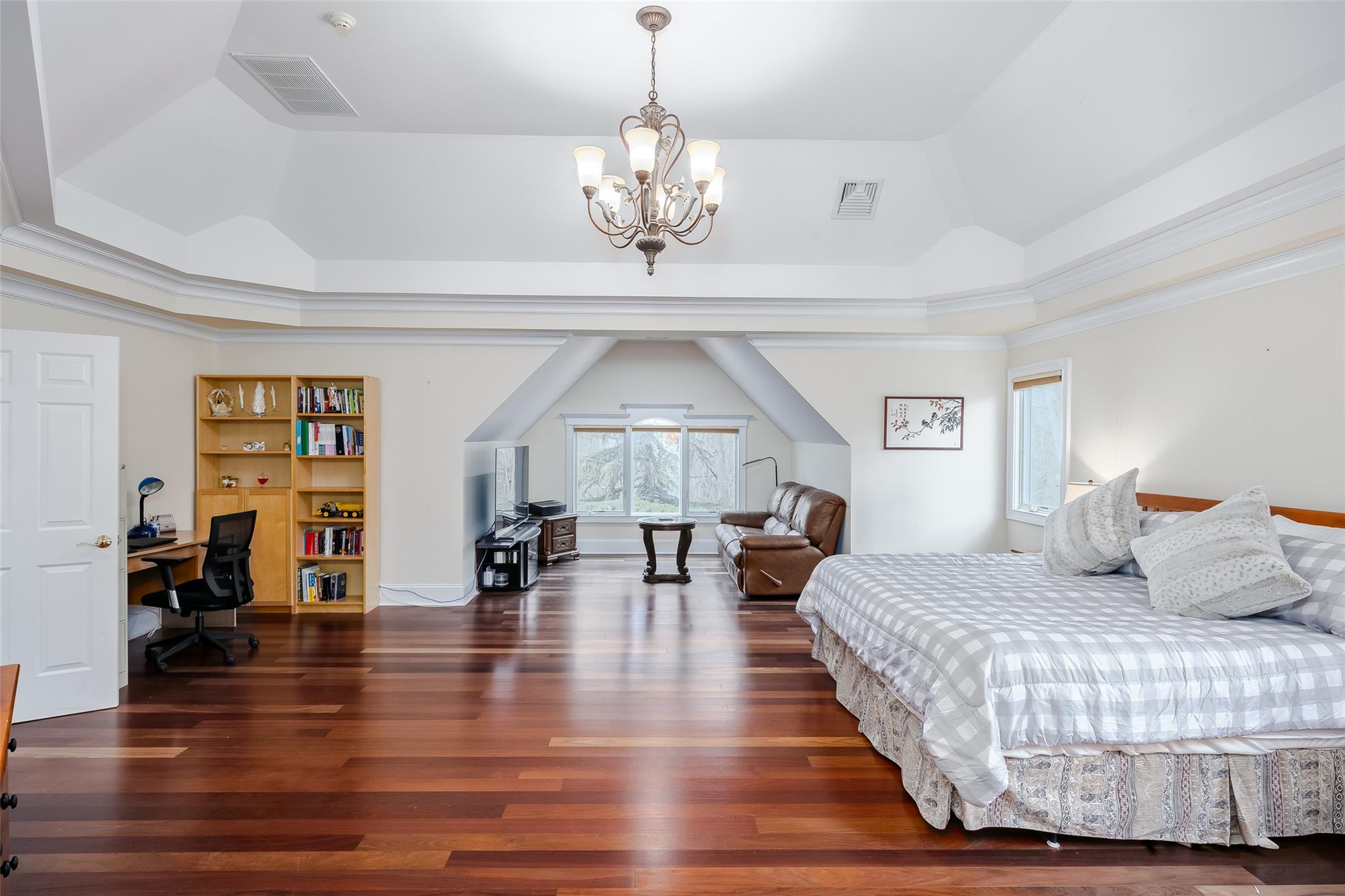 1 Uva Way, Port Jefferson, NY 11777