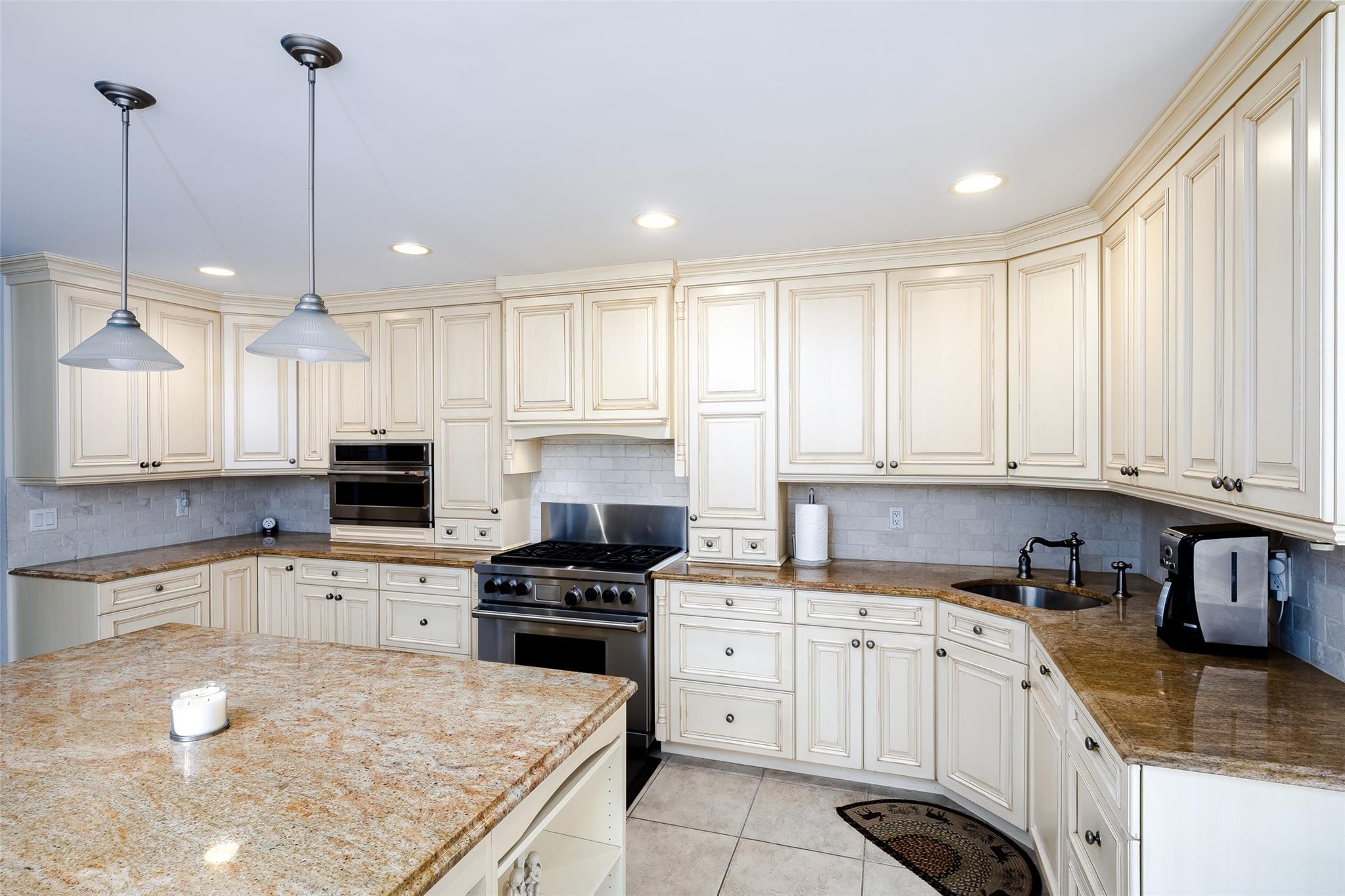 1 Uva Way, Port Jefferson, NY 11777