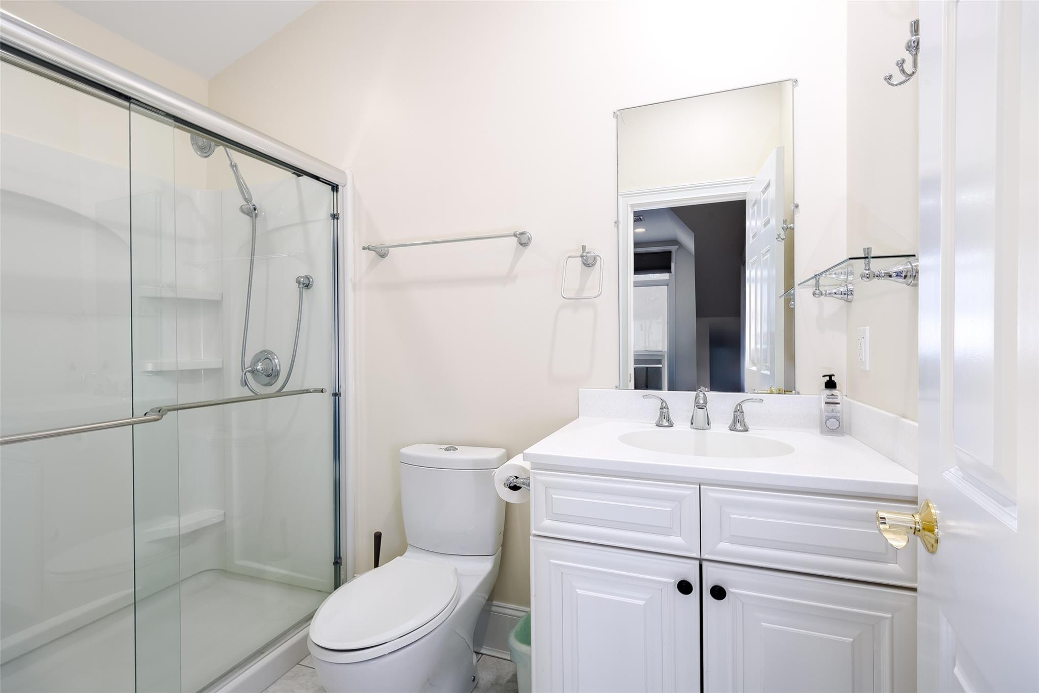 1 Uva Way, Port Jefferson, NY 11777