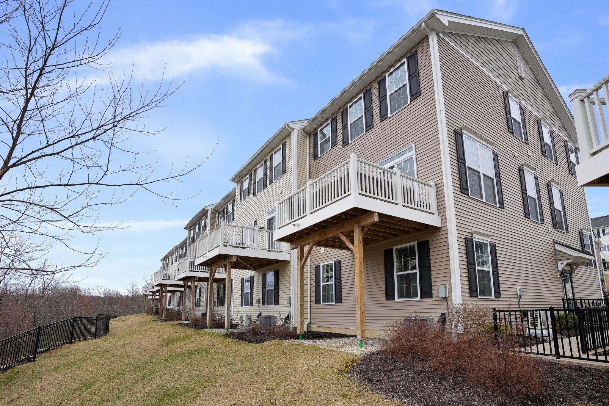 19 Putnam Lane, Danbury, CT 06810