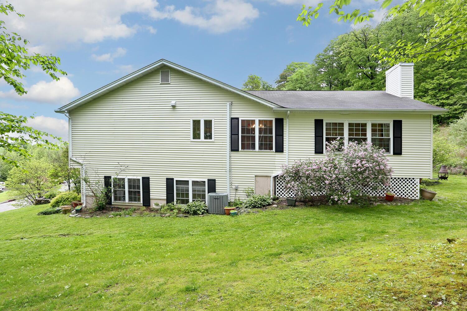 43 Hickory Road, Sloatsburg, NY 10974