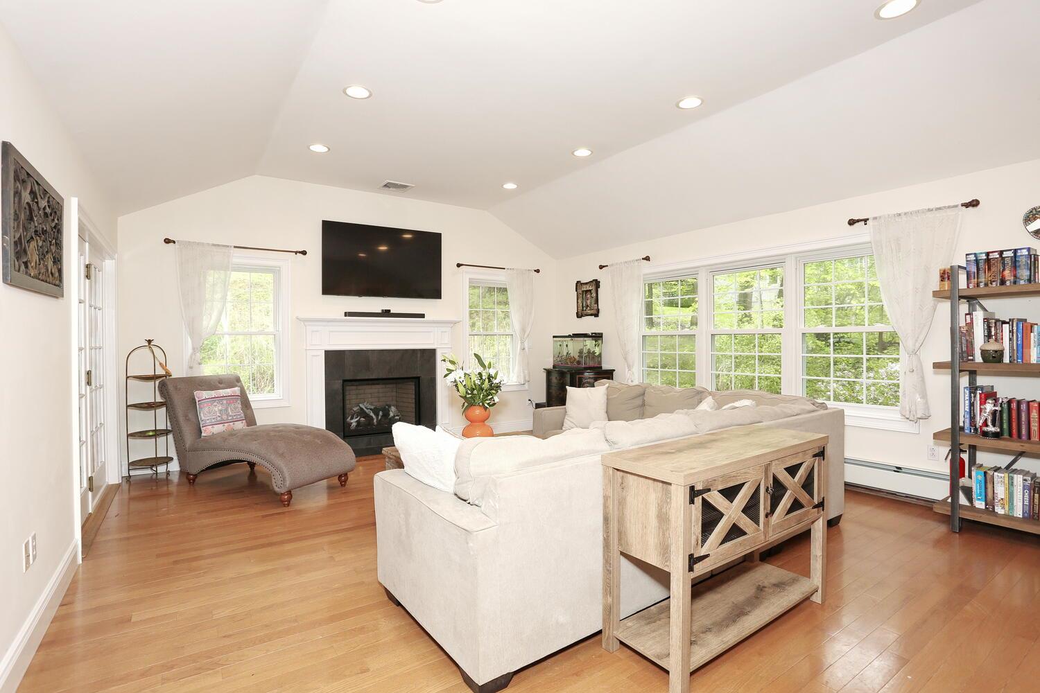 43 Hickory Road, Sloatsburg, NY 10974