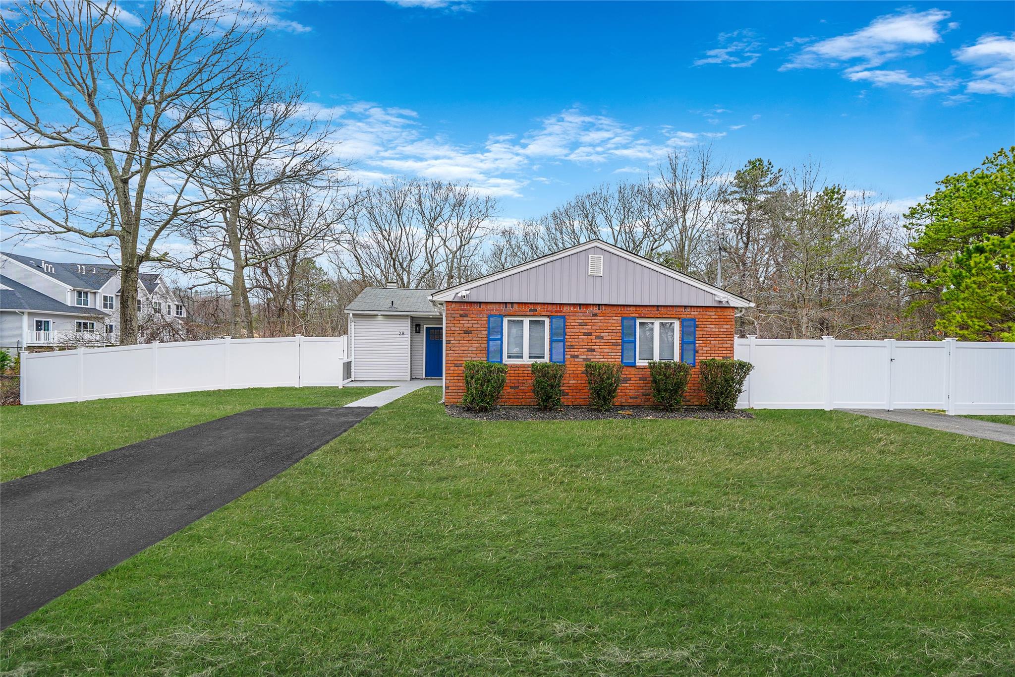 28 Shady Lane, Coram, NY 11727