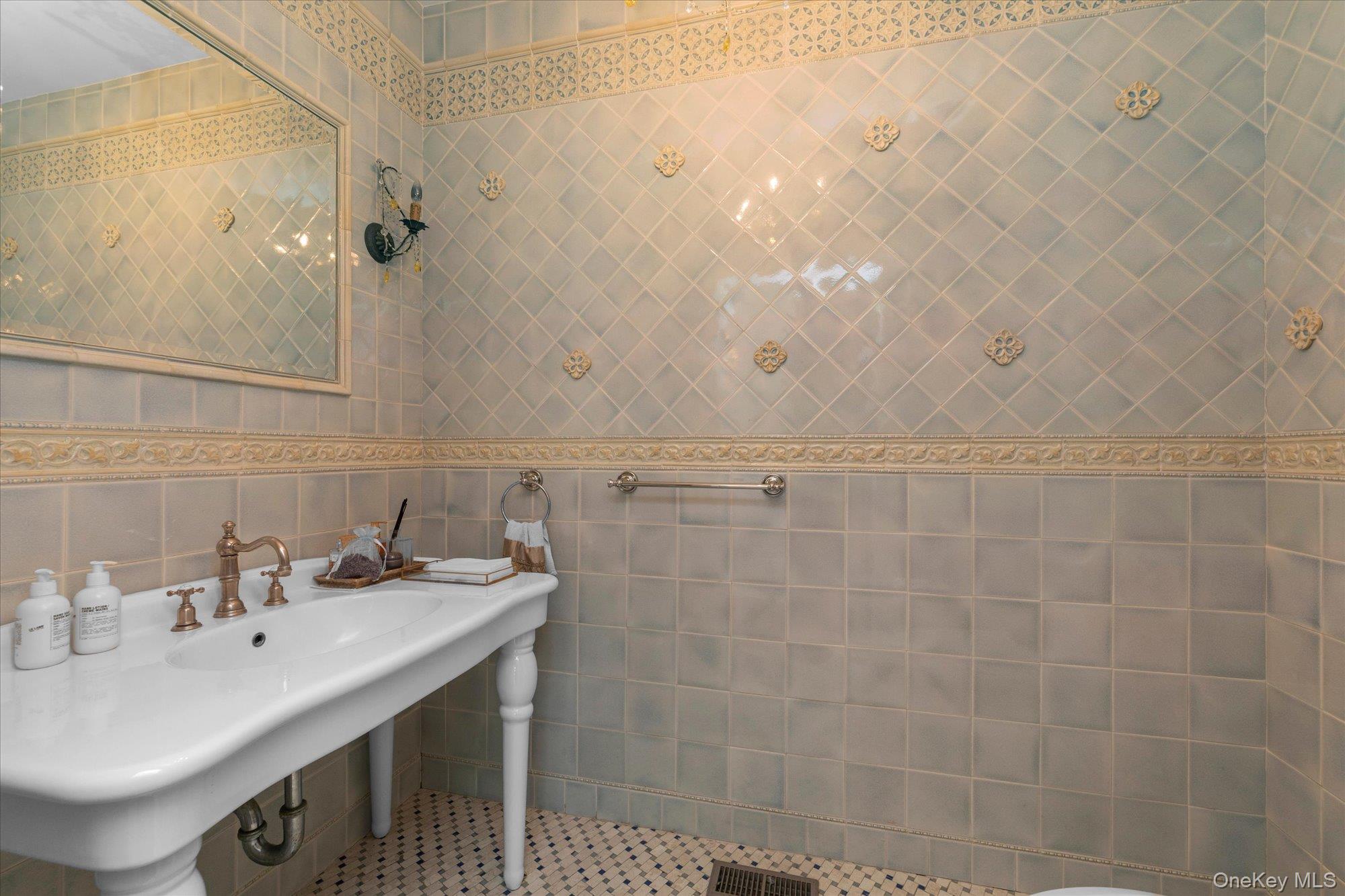 8 Norgate Road, Brookville, NY 11545